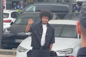 记者：阿德耶米刚刚抵达巴萨，明天将接受体检+签约一份5年合同