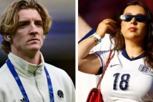青梅竹马！太阳报：戈登和女友都是利物浦人，两人自幼相识