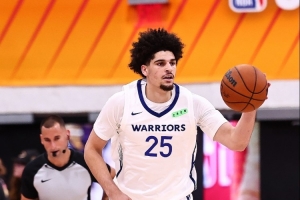 外线没开！54号秀拉杰·琼斯16投6中拿到13分4板3断 三分4中0