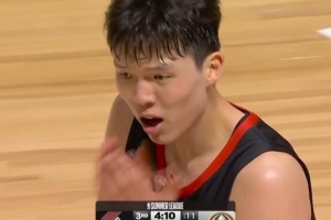 稳住！杨瀚森卡位被吹进攻犯规 防守端再送对手迎面大帽