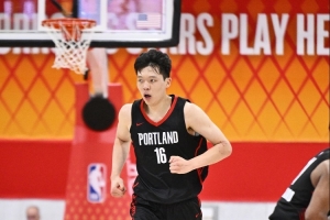 很全面！杨瀚森首节出战6分钟 2中1拿到2分3板3助
