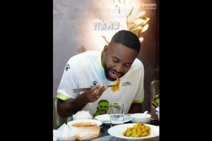 巴坎布曹永竞评中餐美食：果木烤鸭巴坎布评拉，毛血旺两人都评拉