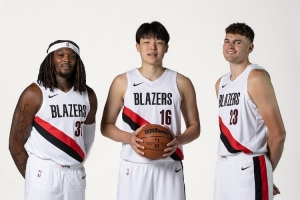 体育画报：杨瀚森不符合球队的建队时间线 中锋太多 可趁机交易他