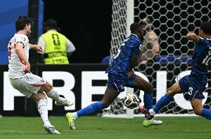 开场3分钟闪击！赖斯抢断一条龙推进远射破门，英格兰1-0领先法国