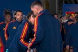 巴萨新老10号！梅西赛前与亚马尔、奥尔莫等人握手交流