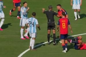 下半场双方连续犯规，之后双方起冲突，帕雷德斯染黄！
