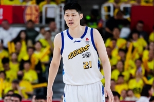 媒体人：广厦将续约塔克&交易布朗的优先续约权 大秋的事目前暂停