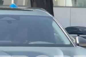 每体：阿德耶米离开巴萨体育城，回酒店换正装，然后去办公室签约
