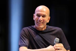 赋闲5年！RMC：齐达内活跃于各类表演赛慈善赛，现身各大体育赛事