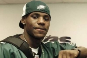 早有渊源！NFL费城老鹰队晒詹姆斯早年穿戴老鹰队装备照